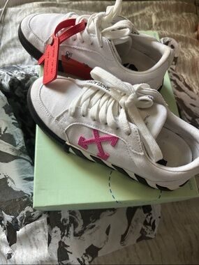Off-White White Low-Top Canvas Sneakers with Pink Arrow